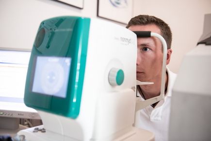 Untersuchung beim Facharzt für Augenheilkunde in Bad Ischl